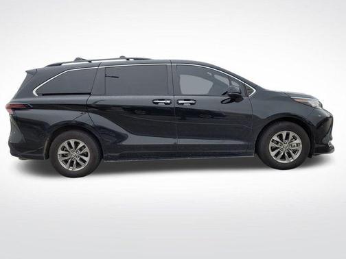 2023 Toyota Sienna XLE 8 Passenger