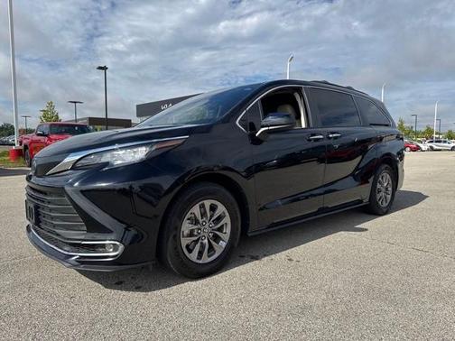 2023 Toyota Sienna XLE 8 Passenger