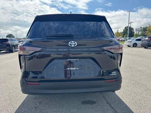 2023 Toyota Sienna XLE 8 Passenger