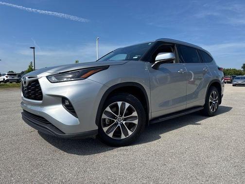 Celestial Silver Metallic 2021 Toyota Highlander XLE