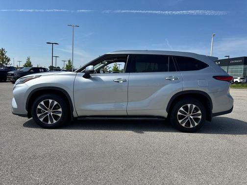 Celestial Silver Metallic 2021 Toyota Highlander XLE
