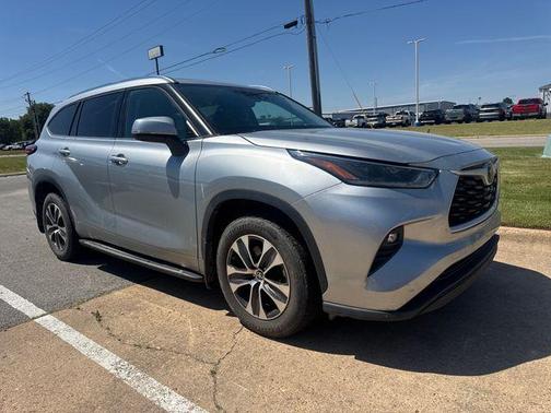 Celestial Silver Metallic 2021 Toyota Highlander XLE