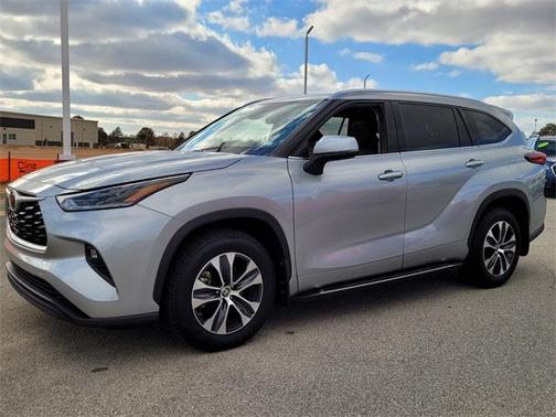 Celestial Silver Metallic 2021 Toyota Highlander XLE