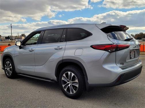 Celestial Silver Metallic 2021 Toyota Highlander XLE