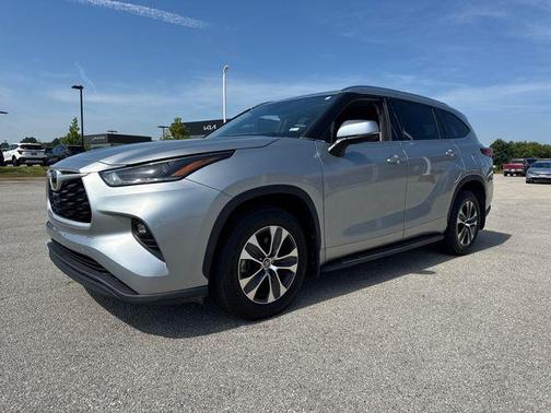 Celestial Silver Metallic 2021 Toyota Highlander XLE