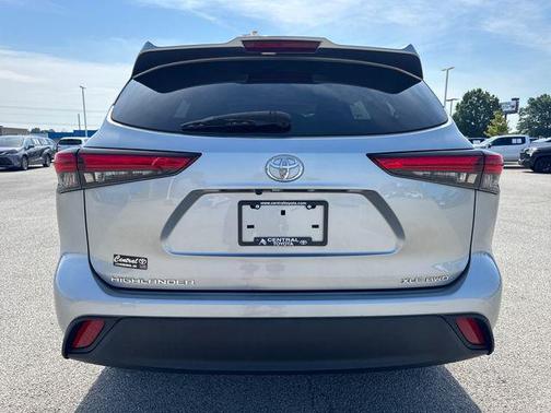 Celestial Silver Metallic 2021 Toyota Highlander XLE