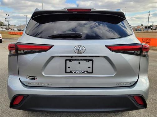 Celestial Silver Metallic 2021 Toyota Highlander XLE