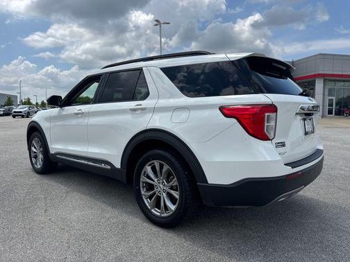 Star White Metallic Tri-Coat 2022 Ford Explorer XLT