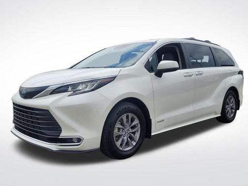 2021 Toyota Sienna XLE 8 Passenger