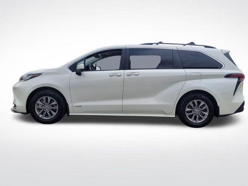2021 Toyota Sienna XLE 8 Passenger