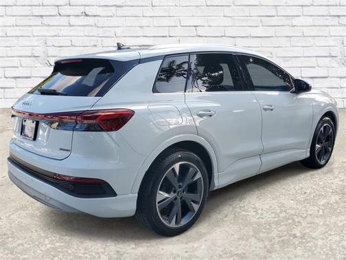 2022 Audi e-tron Premium Plus