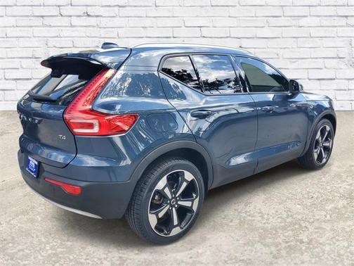 2021 Volvo XC40 T4 Momentum