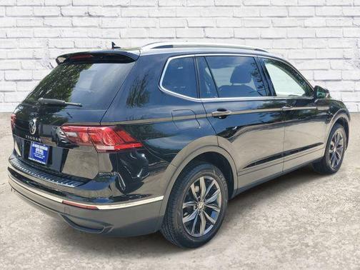 Deep Black 2023 Volkswagen Tiguan 2.0T SE