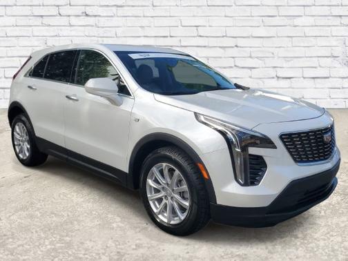Crystal White Tricoat 2023 Cadillac XT4 Luxury