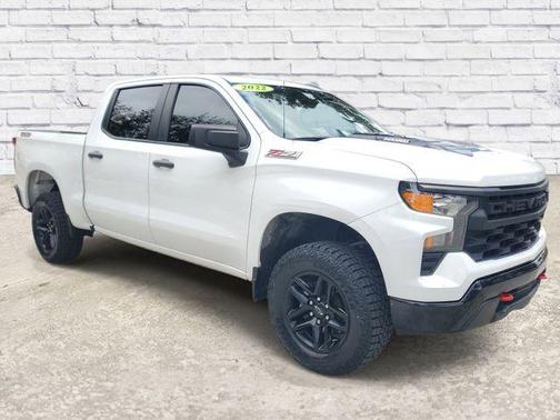 Summit White 2022 Chevrolet Silverado 1500 Custom Trail Boss