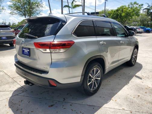 Celestial Silver Metallic 2017 Toyota Highlander XLE