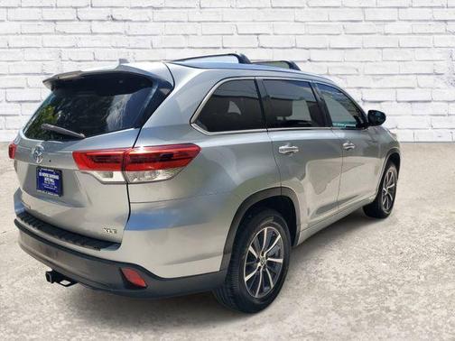 Celestial Silver Metallic 2017 Toyota Highlander XLE