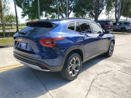 Blue Glow Metallic 2024 Chevrolet Trax LT