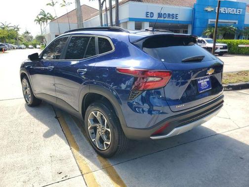 Blue Glow Metallic 2024 Chevrolet Trax LT