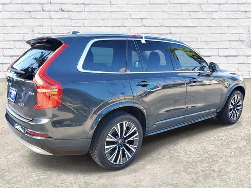 2022 Volvo XC90 T6 Momentum