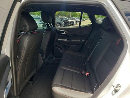 Summit White 2026 Chevrolet Trax FWD 2RS