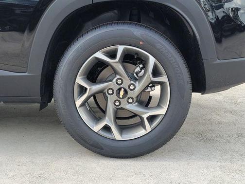Mosaic Black Metallic 2026 Chevrolet Trax LT
