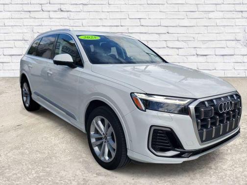 Glacier White Metallic 2025 Audi Q7 55 Premium Plus