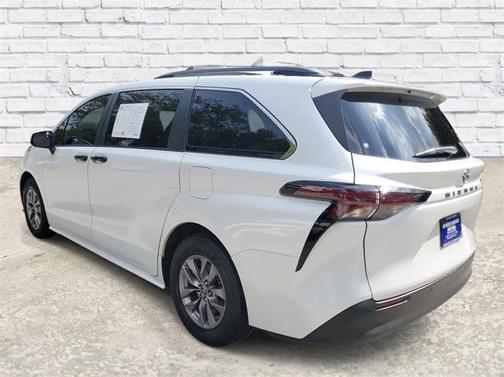 2024 Toyota Sienna XLE 8 Passenger