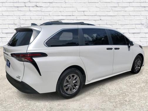 2024 Toyota Sienna XLE 8 Passenger