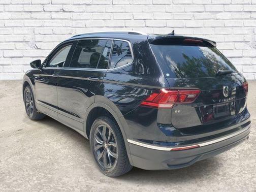 Deep Black 2024 Volkswagen Tiguan 2.0T SE