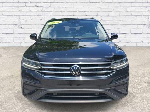 Deep Black 2024 Volkswagen Tiguan 2.0T SE