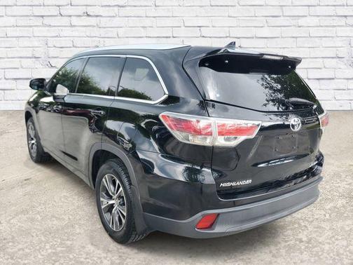 Midnight Black Metallic 2016 Toyota Highlander XLE
