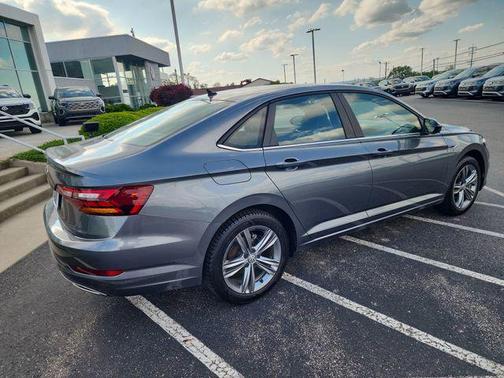 Platinum Gray Metallic 2019 Volkswagen Jetta 1.4T R-Line