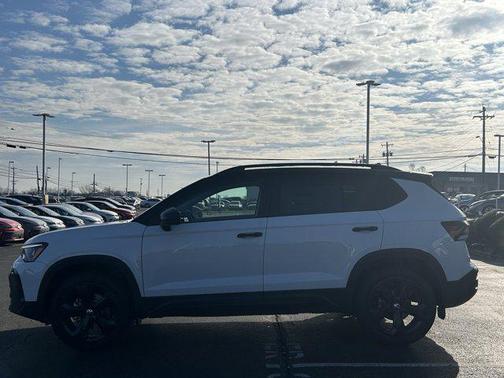 2026 Volkswagen Taos SE Black