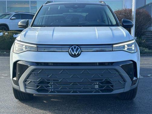 2026 Volkswagen Taos SE Black