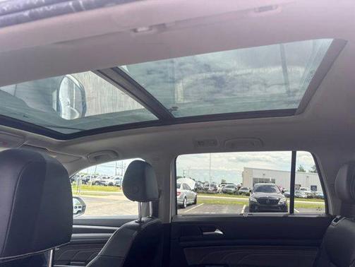 Pure White 2021 Volkswagen Atlas 2.0T SE w/Technology