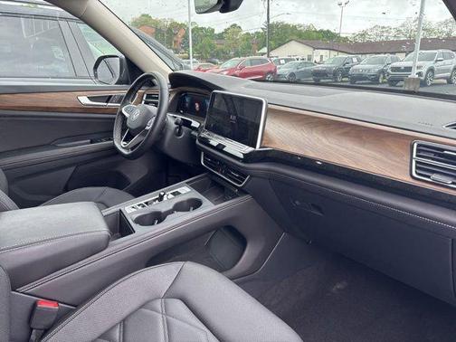 Platinum Gray Metallic 2025 Volkswagen Atlas 2.0T SE