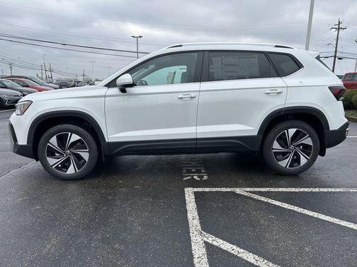 Pure White 2026 Volkswagen Taos SE