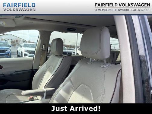 Brilliant Black Crystal Pearlcoat 2017 Chrysler Pacifica Limited