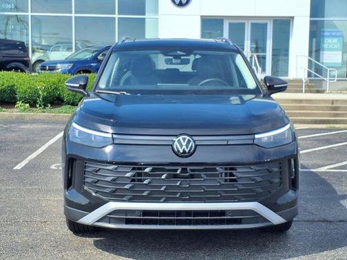 Black Pearl 2025 Volkswagen Tiguan 2.0T SE 4MOTION