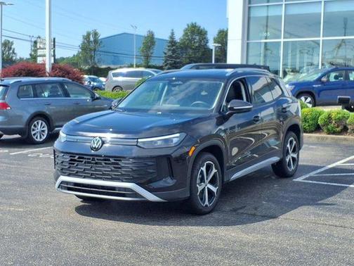 Black Pearl 2025 Volkswagen Tiguan 2.0T SE 4MOTION