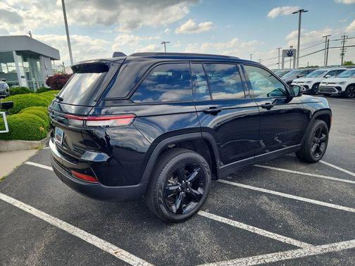 Diamond Black Crystal Pearlcoat 2024 Jeep Grand Cherokee Limited