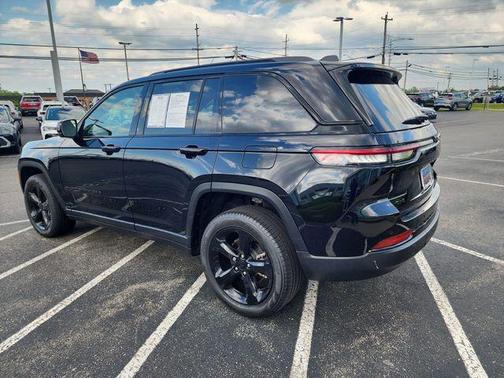 Diamond Black Crystal Pearlcoat 2024 Jeep Grand Cherokee Limited
