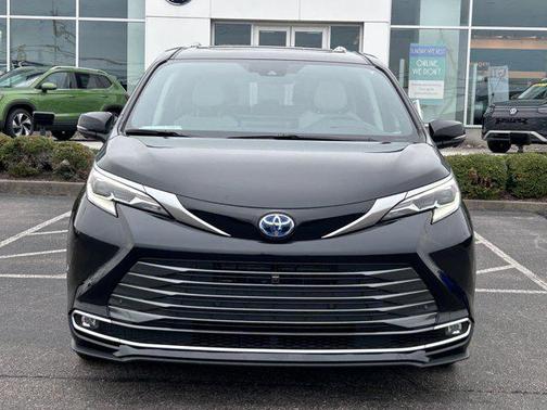 2025 Toyota Sienna Platinum