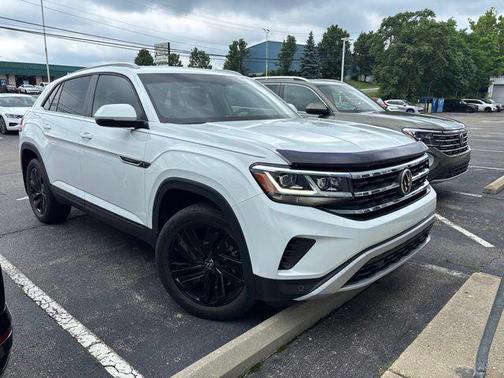 Pure White 2022 Volkswagen Atlas Cross Sport 3.6L V6 SE w/Technology