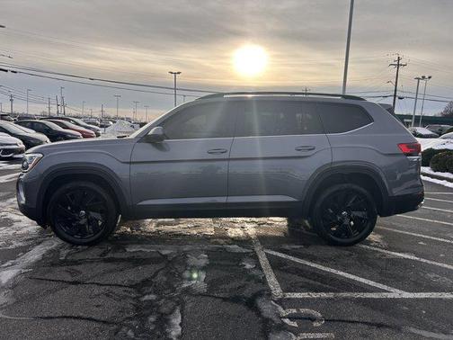 2025 Volkswagen Atlas 2.0T SE w/Technology 4MOTION