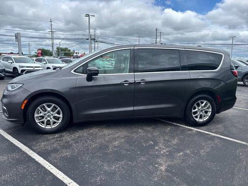 Granite Crystal Metallic Clearcoat 2023 Chrysler Pacifica Touring L