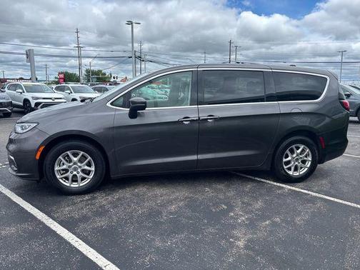 Granite Crystal Metallic Clearcoat 2023 Chrysler Pacifica Touring L