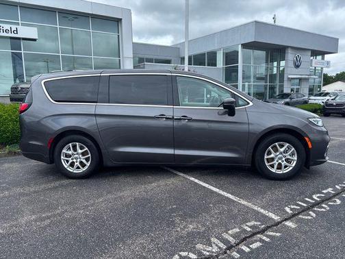 Granite Crystal Metallic Clearcoat 2023 Chrysler Pacifica Touring L