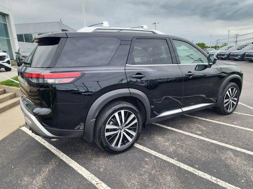 Super Black 2025 Nissan Pathfinder Platinum FWD